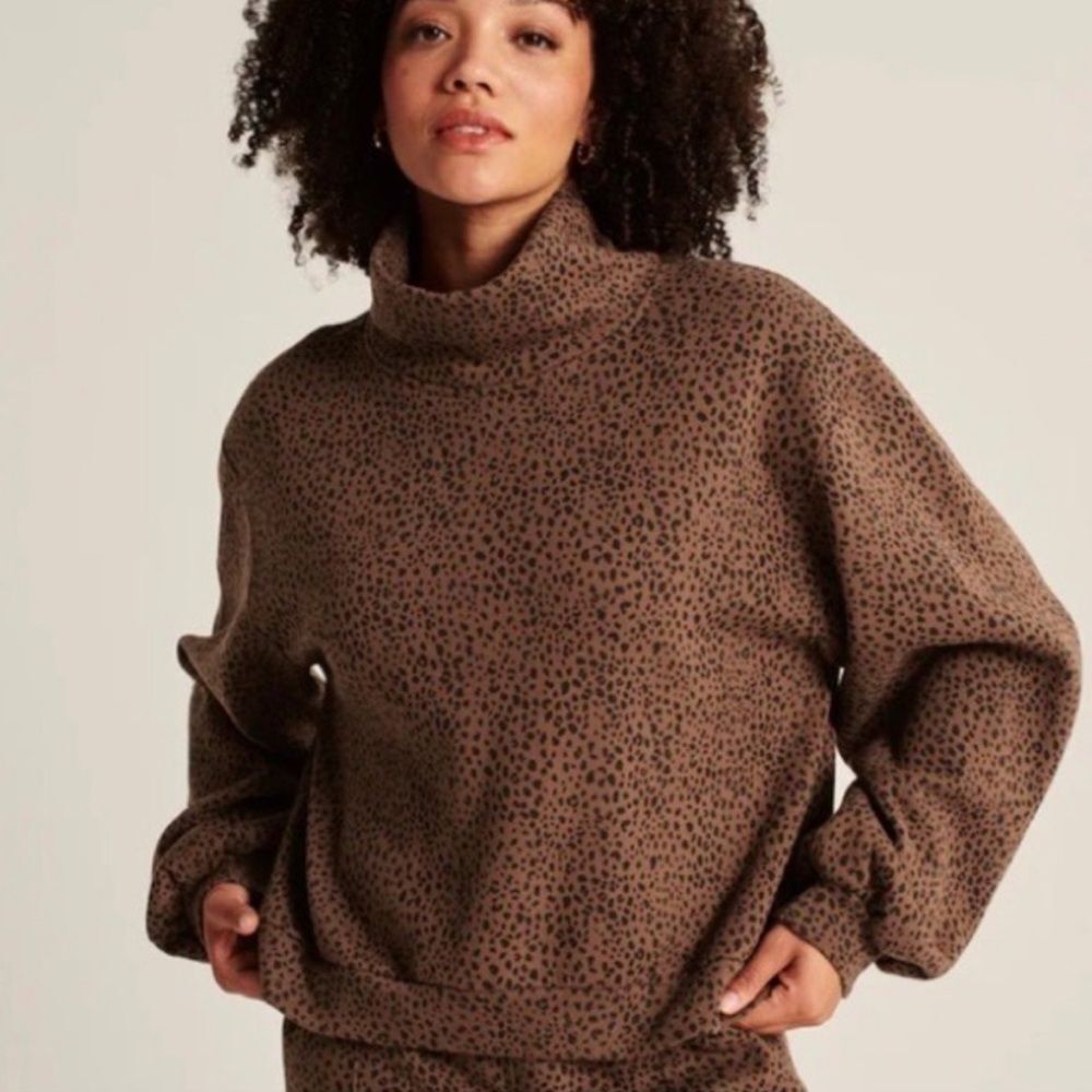Abercrombie and Fitch Soft AF Cheetah Print Cropped Turtleneck Sweatshirt Small